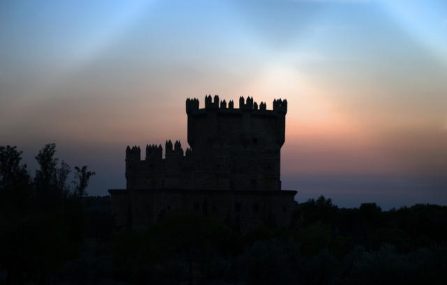 Castillo de Guadamur al anochecer Castillo de Guadamur al anochecer