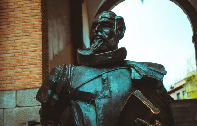 Estatua de Miguel de Cervantes Arco de la Sangre - Toledo Estatua Miguel de Cervantes en el Arco de la Sandre de Toledo